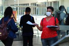 Ato de Panfletagem na entrada da Faculdade de Educao